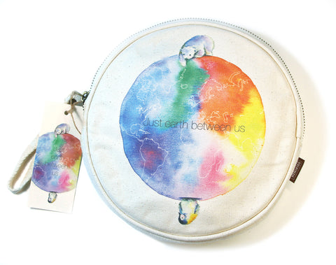 Just earth between us - Journey pouch